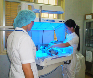 Y, bác sỹ Bệnh viện Đa khoa huyện Mai Châu chăm sóc trẻ sơ sinh.